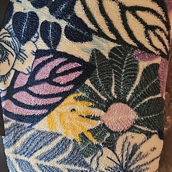 Vera Bradley Throw Blanket Palm Floral 80" X 50" NWT - Picture 4 of 6